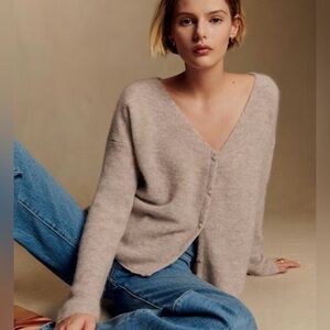 Barry V-Neck Sweater - Light Beige